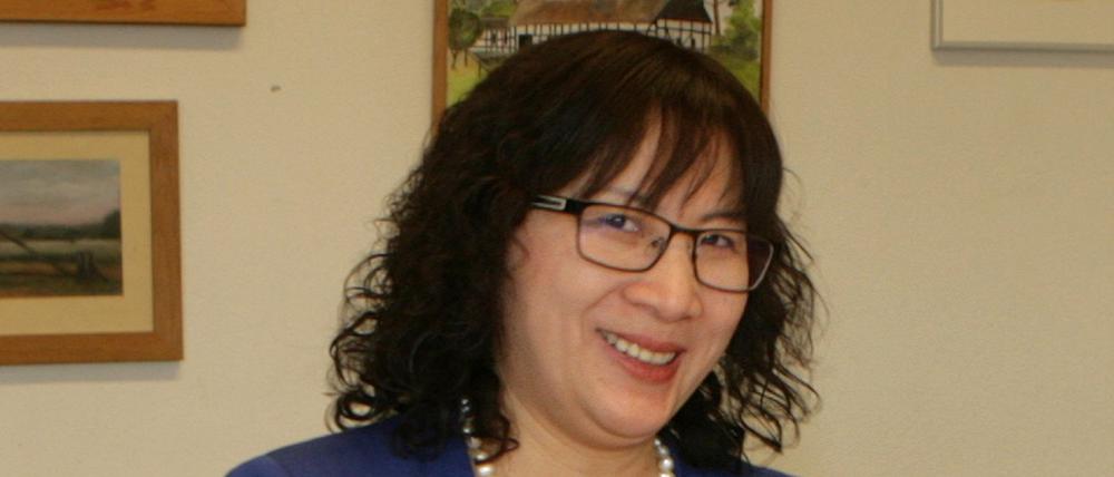 Sozialstaatssekretärin Almuth Hartwig-Tiedt (re.), hier mit Projektberaterin Dr. Thi Hai Ninh Do, besucht Projekt "Tuong Lai - Zukunft durch Bildung" in Potsdam