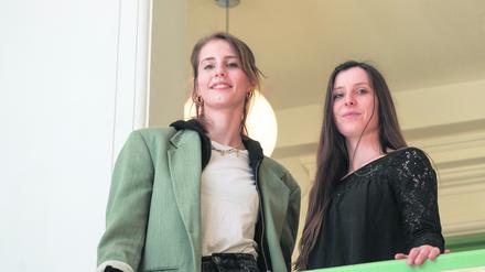 Paula Benedict (links) und Malin Ebersbach arbeiten mit am Projekt „FU Law Clinic Post-Conviction“.