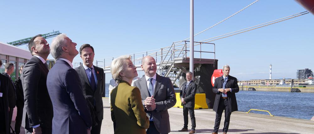 Olaf Scholz und Ursula von der Leyen in Belgien.