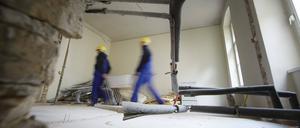 Zwei Bauarbeiter tragen eine Metallwanne bei der Sanierung eines Altbaus, Baustelle in Berlin. (gestelltes Foto), Berlin, 03.02.2016. MODEL RELEASE vorhanden, Model release available, MODEL RELEASED. Berlin Deutschland PUBLICATIONxINxGERxSUIxAUTxONLY Copyright: xThomasxKoehlerx
Two Construction workers wear a Metal tub at the Remediation a Old building bulding site in Berlin made Photo Berlin 03 02 2016 Model Release AVAILABLE Model Release available Model released Berlin Germany PUBLICATIONxINxGERxSUIxAUTxONLY Copyright xThomasxKoehlerx