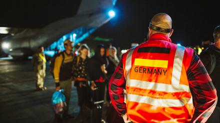 Jordanien, Al-Azraqu: Die ersten evakuierten Personen treffen auf der Luftwaffenbasis Al-Azraqu ein. 