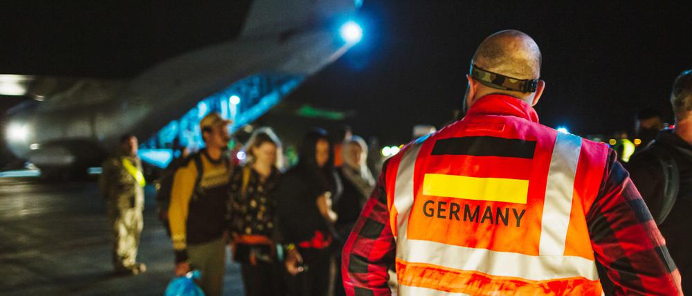 Jordanien, Al-Azraqu: Die ersten evakuierten Personen treffen auf der Luftwaffenbasis Al-Azraqu ein.
