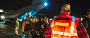 Jordanien, Al-Azraqu: Die ersten evakuierten Personen treffen auf der Luftwaffenbasis Al-Azraqu ein. 