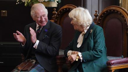 König Charles III. unterhält sich mit Königsgemahlin Camilla.