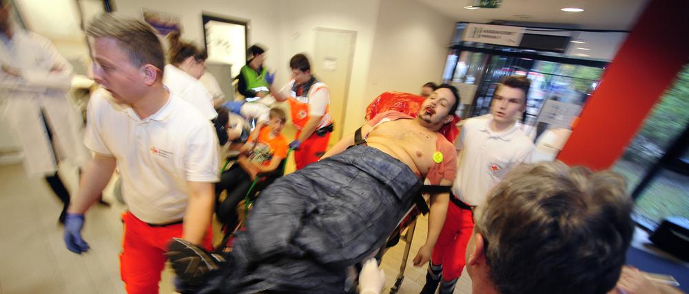 Sanitäter, Ärzte und Pflegekräfte trainieren 2019 den Katastrophenfall in der Notaufnahme im Helios-Klinikums Emil von Behring in Berlin-Zehlendorf.