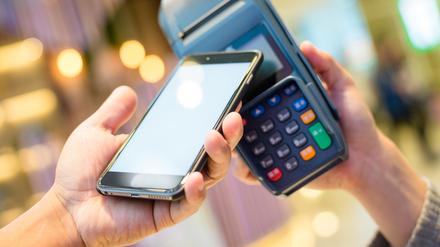 Bezahlen per Smartphone: Die European Payments Initiative (EPI) will 2024 mit Handy-zu-Handy-Zahlungen starten, andere mobile Zahlungen sollen folgen.