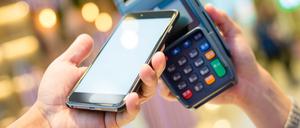 Bezahlen per Smartphone: Die European Payments Initiative (EPI) will 2024 mit Handy-zu-Handy-Zahlungen starten, andere mobile Zahlungen sollen folgen.