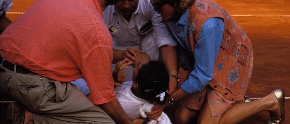 Monica Seles wird nach der Messerattacke von Helfern versorgt