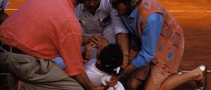 Monica Seles wird nach der Messerattacke von Helfern versorgt