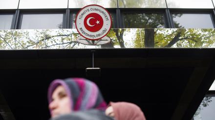 Zwei Frauen mit Kopftuch warten vor dem türkischen Konsulat in Berlin, um ihre Stimme für die türkischen Parlamentswahlen am 01.11.2015 abzugeben.