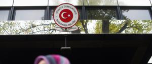 Zwei Frauen mit Kopftuch warten vor dem türkischen Konsulat in Berlin, um ihre Stimme für die türkischen Parlamentswahlen am 01.11.2015 abzugeben.