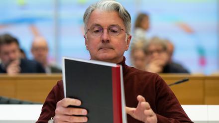 Rupert Stadler, ehemaliger Vorstandsvorsitzender der Audi AG, sitzt im Sitzungssaal des Landgerichts München. 
