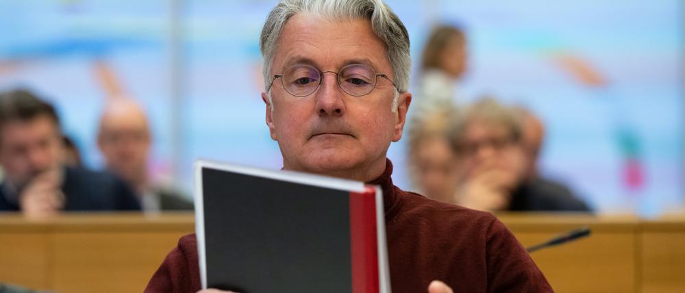 Rupert Stadler, ehemaliger Vorstandsvorsitzender der Audi AG, sitzt im Sitzungssaal des Landgerichts München.