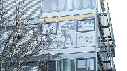 Fensterfronten des Berliner Beauftragten zur Aufarbeitung der SED-Diktatur (BAB)