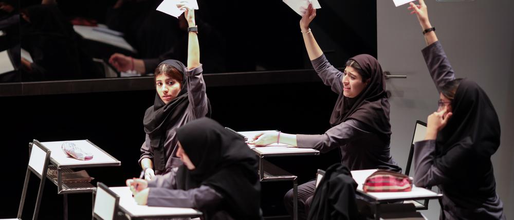 Parnia Shamps Inszenierung „است“ (Ist).