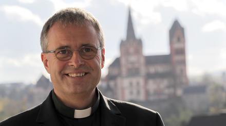 Der Limburger Generalvikar Wolfgang Rösch posiert am 30.10.2013 im Bischöflichen Priesterseminar in Limburg an der Lahn (Hessen) an einem Fenster mit Aussicht auf den Limburger Dom.