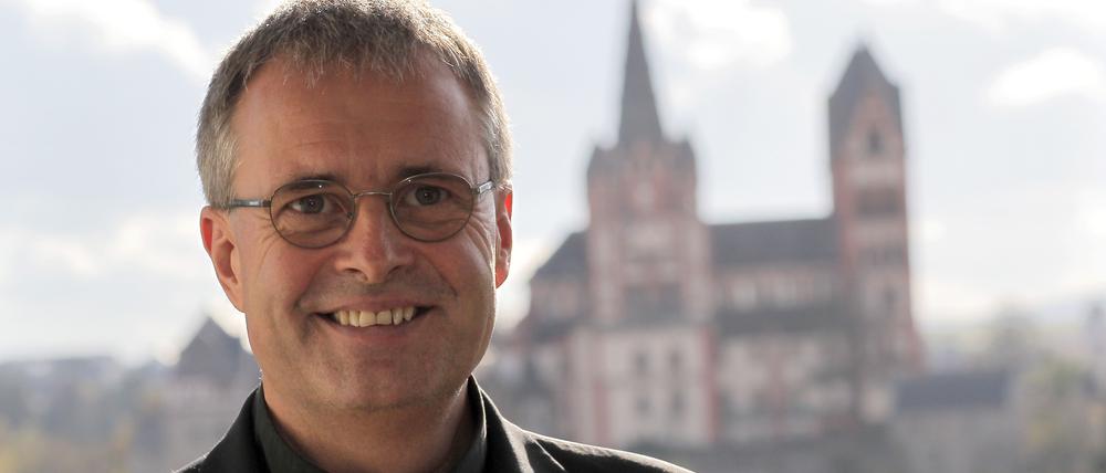 Der Limburger Generalvikar Wolfgang Rösch posiert am 30.10.2013 im Bischöflichen Priesterseminar in Limburg an der Lahn (Hessen) an einem Fenster mit Aussicht auf den Limburger Dom.