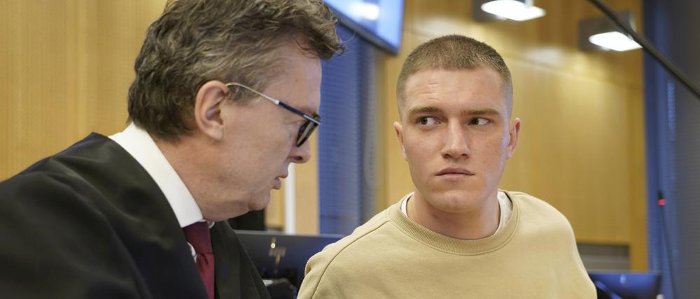 Andrej Medwedew (r), geflohener Söldner der russischen Wagner-Gruppe, hört seinem Anwalt Brynjulf Risnes, während einer Gerichtsverhandlung zu. Medwedew, der in Norwegen Asyl beantragt hat, muss sich vor einem norwegischen Gericht wegen einer Schlägerei in einer Bar Anfang des Jahres verantworten.