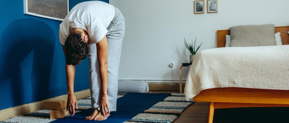 Insbesondere Vorbeugen haben eine positive Wirkung auf Stress und wirken deshalb schlaffördernd.
