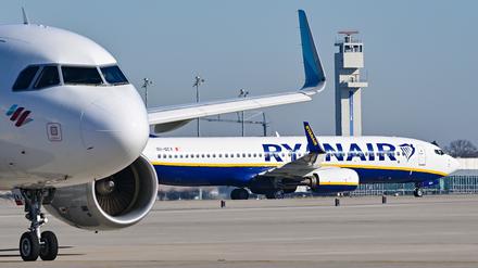 Zwei Flugzeuge von Ryanair stehen am Hauptstadtflughafen BER. 