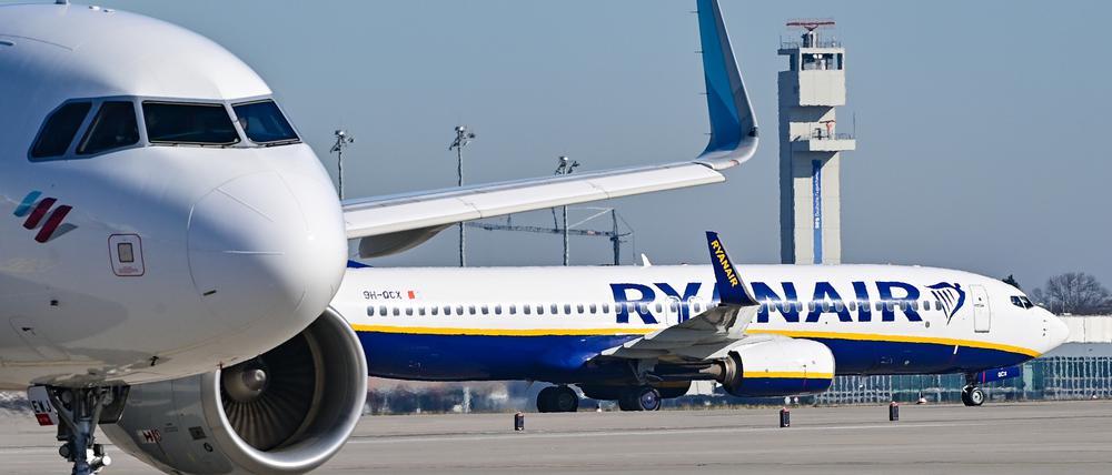 Zwei Flugzeuge von Ryanair stehen am Hauptstadtflughafen BER.
