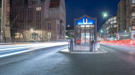 Germany, Berlin-Neukoelln, view to city hall and underground station at night PUBLICATIONxINxGERxSUIxAUTxHUNxONLY TAMF01397  