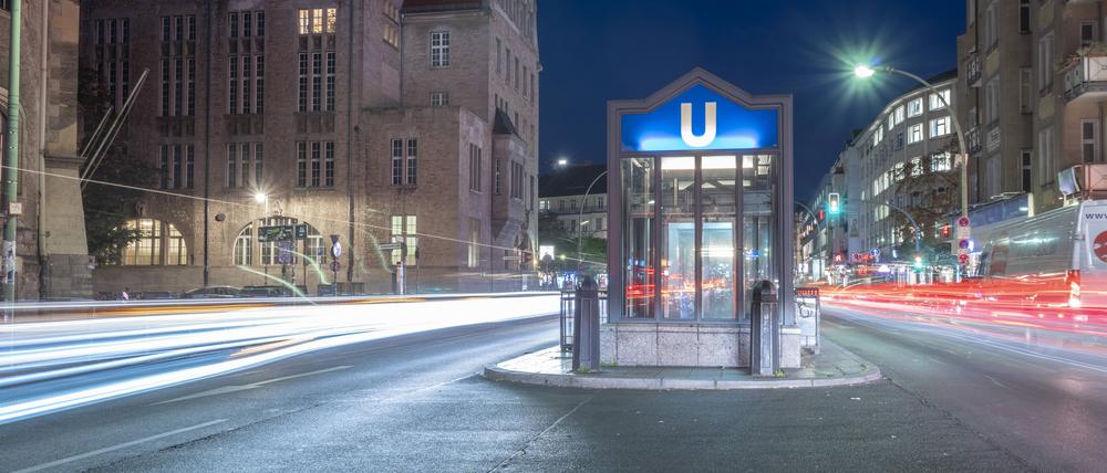 Germany, Berlin-Neukoelln, view to city hall and underground station at night PUBLICATIONxINxGERxSUIxAUTxHUNxONLY TAMF01397
