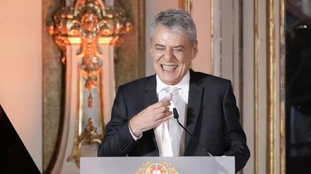 Der brasilianische Musiker, Schriftsteller und Dramaturg Chico Buarque spricht während der Zeremonie, auf der ihm der Camões-Preis, die höchste literarische Auszeichnung der portugiesischsprachigen Welt, verliehen wurde.