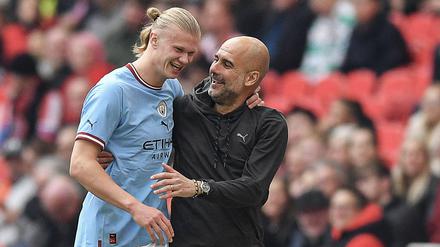 Haben gut lachen. Josep Guardiola (li.) und Erling Haland nach dem Sieg gegen Sheffield United im Pokal-Halbfinale.