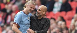 Haben gut lachen. Josep Guardiola (li.) und Erling Haland nach dem Sieg gegen Sheffield United im Pokal-Halbfinale.