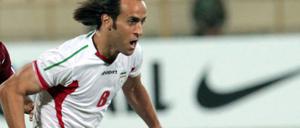 Irans Ali Karimi in Aktion während des Qualifikationsspiels gegen Katar zur FIFA Fussball-Weltmeisterschaft 2014 im Azadi-Stadion in Teheran.