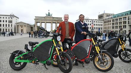 Der indische Unternehmer Tushar Choudary (rechts) mit Andreas Zurwehme, Vorstand des Elektrozweiradherstellers eRockit. 