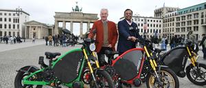 Der indische Unternehmer Tushar Choudary (rechts) mit Andreas Zurwehme, Vorstand des Elektrozweiradherstellers eRockit. 