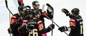 Deutschlands Tobias Eder (2.v.l) jubelt mit Deutschlands Marco Nowa (r).