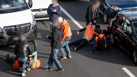 Auf der A100 versuchten Autofahrer, Blockierer von der Straße zu zerren. 