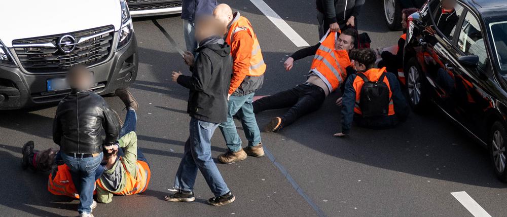 Auf der A100 versuchten Autofahrer, Blockierer von der Straße zu zerren.