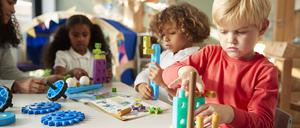 Mehr als nur Spielen: Kita-Kinder beschäftigen sich mit Lernspielzeug.