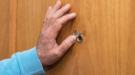 Die Polizei Berlin warnt davor, fremde Menschen in die eigene Wohnung zu lassen.