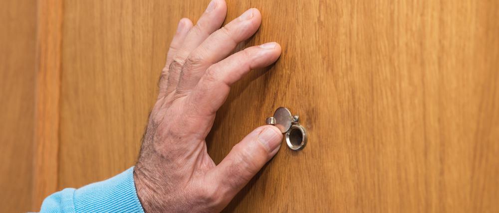 Die Polizei Berlin warnt davor, fremde Menschen in die eigene Wohnung zu lassen.