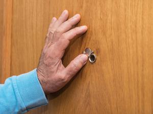 Die Polizei Berlin warnt davor, fremde Menschen in die eigene Wohnung zu lassen.