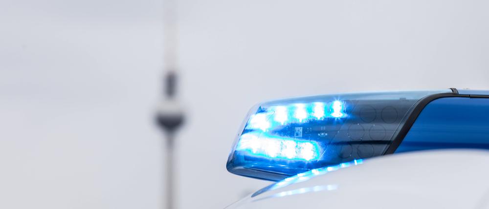 Polizei im Einsatz, Ein Streifenwagen der Berliner Polizei mit Blaulicht im Einsatz an der Frankfurter Allee Berlin Berlin Deutschland *** Police in action, A Berlin police patrol car with blue lights in action at Frankfurter Allee Berlin Berlin Germany