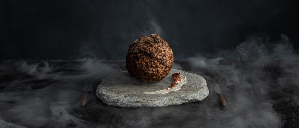 Im „Nemo Science Museum“ in Amsterdam wurde die erste Boulette aus „Mammut-Fleisch“ (seit 10.000 Jahren) vorgestellt, im Labor produziert von der australischen Laborfleisch-Firma „Vow“ und einem Team der Universität Queensland.