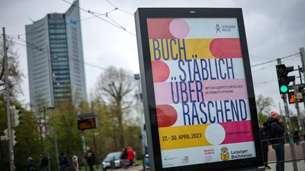 25.04.2023, Sachsen, Leipzig: Ein Plakat wirbt in der Innenstadt für die Leipziger Buchmesse. 