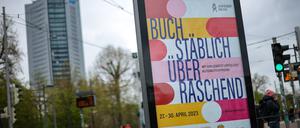 25.04.2023, Sachsen, Leipzig: Ein Plakat wirbt in der Innenstadt für die Leipziger Buchmesse. 