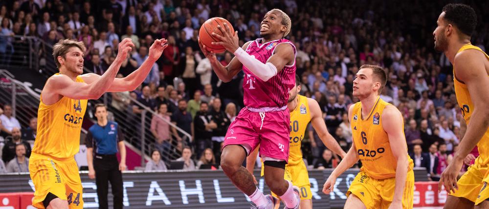 TJ Shorts II. spielt beim Basketballspiel (Telekom Baskets Bonn - Alba Berlin) in Bonn den Ball.