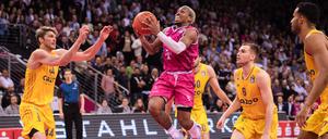 TJ Shorts II. spielt beim Basketballspiel (Telekom Baskets Bonn - Alba Berlin) in Bonn den Ball.