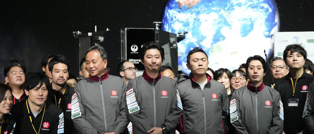 Takeshi Hakamada (M.), Gründer und CEO von Ispace, und seine Mitarbeiter stehen am Ende des Livestreams des privaten Monderkundungsprogramms „Hakuto-R“ bei der Mondlandungsveranstaltung im Miraikan, dem Nationalmuseum für aufstrebende Wissenschaft und Innovation, für ein Foto zusammen. 