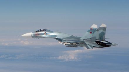 Ein von der britischen Royal Air Force zur Verfügung gestelltes Handout-Bild zeigt eine russische Su-27 Flanker, die von der Royal Air Force in der Nähe von Estland innerhalb des NATO-Interessengebiets abgefangen wurde, 17. Mai 2016. 
