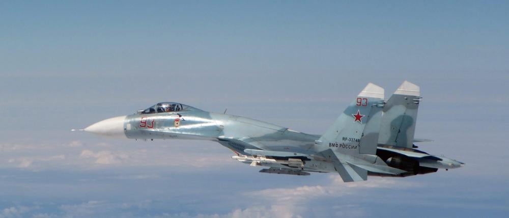Ein von der britischen Royal Air Force zur Verfügung gestelltes Handout-Bild zeigt eine russische Su-27 Flanker, die von der Royal Air Force in der Nähe von Estland innerhalb des NATO-Interessengebiets abgefangen wurde, 17. Mai 2016. 