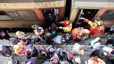 Niedersachsen, Laatzen: Geflüchtete aus der Ukraine stehen nach ihrer Ankunft auf einem Bahnsteig am Messebahnhof Laatzen.
